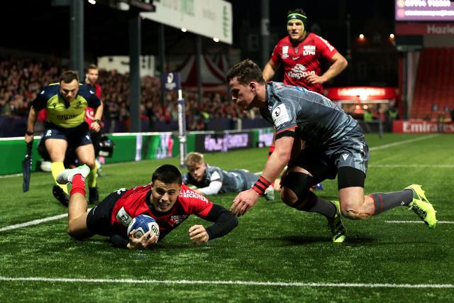 Toulon's French wing Gael Drean scores the team's first try during the European Champions Cup pool 2 rugby union match between Gloucester and Toulon at the Kingsholm Stadium in Gloucester, western England on January 17, 2026. (Photo by Adrian Dennis / AFP)