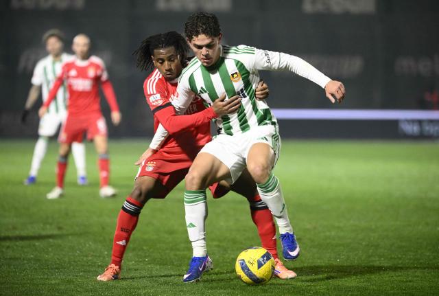 SL Benfica's Luxembourgish midfielder #18 Leandro Barreiro fights for the ball with Rio Ave's Costa Rican midfielder #10 Brandon Aguilera during the Portuguese league football match between Rio Ave FC and SL Benfica at Rio Ave FC - Dos Arcos stadium in Vila do Conde on January 17, 2026. (Photo by Miguel RIOPA / AFP)