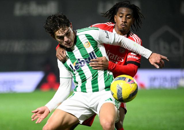 SL Benfica's Luxembourgish midfielder #18 Leandro Barreiro fights for the ball with Rio Ave's Costa Rican midfielder #10 Brandon Aguilera during the Portuguese league football match between Rio Ave FC and SL Benfica at Rio Ave FC - Dos Arcos stadium in Vila do Conde on January 17, 2026. (Photo by Miguel RIOPA / AFP)