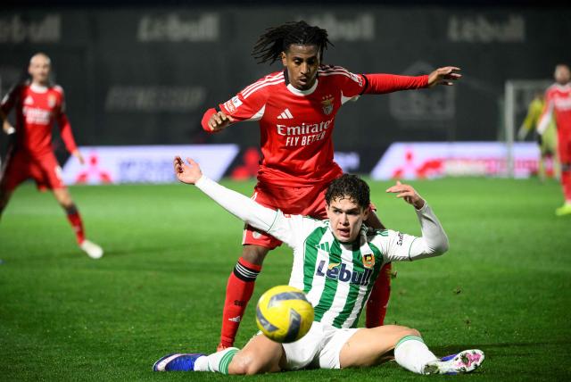 SL Benfica's Luxembourgish midfielder #18 Leandro Barreiro fights for the ball with Rio Ave's Costa Rican midfielder #10 Brandon Aguilera during the Portuguese league football match between Rio Ave FC and SL Benfica at Rio Ave FC - Dos Arcos stadium in Vila do Conde on January 17, 2026. (Photo by Miguel RIOPA / AFP)