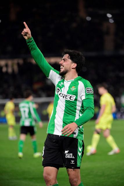 Real Betis' Spanish midfielder #08 Pablo Fornals celebrates scoring his team's second goal during the Spanish league football match between Real Betis and Villarreal CF at Benito Villamarin Stadium in Seville on January 17, 2026. (Photo by CRISTINA QUICLER / AFP)