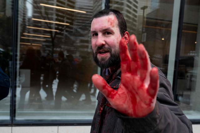 A bloodied ICE supporter tries to avoid a crowd of anti-ICE protesters after he and two other ICE supporters were attacked by a flag pole after an “Americans Against Islamification” rally near City Hall in Minneapolis, Minnesota on January 17, 2026. The anti-Islamic rally began at Minneapolis City Hall and planned to end in an area of high Somali population. (Photo by ROBERTO SCHMIDT / AFP)