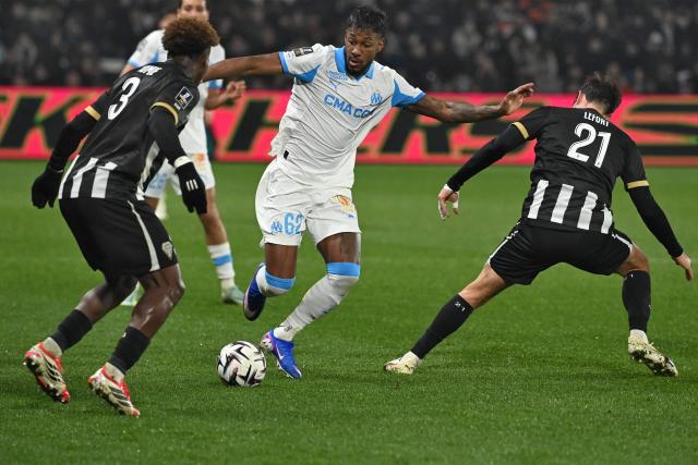 Marseille's Panamanian defender #62 Amir Murillo (C) vies with Angers'Gabonese defender #03 Jacques Ekomie (L) and Angers' French defender #21 Jordan Lefort during the French L1 football match between SCO Angers and Olympique de Marseille (OM) at the Stade Raymond-Kopa in Angers, central Framce, on January 17, 2026. (Photo by JEAN-FRANCOIS MONIER / AFP)