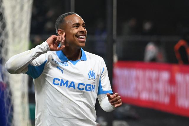 TOPSHOT - Marseille's Brazilian forward #14 Igor Paixao celebrates after scoring a goal during the French L1 football match between SCO Angers and Olympique de Marseille (OM) at the Stade Raymond-Kopa in Angers, central Framce, on January 17, 2026. (Photo by JEAN-FRANCOIS MONIER / AFP)