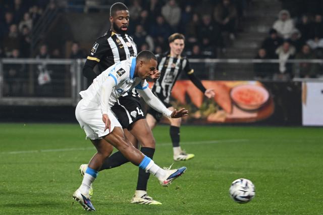 Marseille's Brazilian forward #14 Igor Paixao (front) scores a goal during the French L1 football match between SCO Angers and Olympique de Marseille (OM) at the Stade Raymond-Kopa in Angers, central Framce, on January 17, 2026. (Photo by JEAN-FRANCOIS MONIER / AFP)