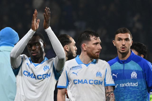 Marseille's US forward #22 Timothy Weah (L) celebrates his team's victory at the end of the French L1 football match between SCO Angers and Olympique de Marseille (OM) at the Stade Raymond-Kopa in Angers, central Framce, on January 17, 2026. (Photo by JEAN-FRANCOIS MONIER / AFP)