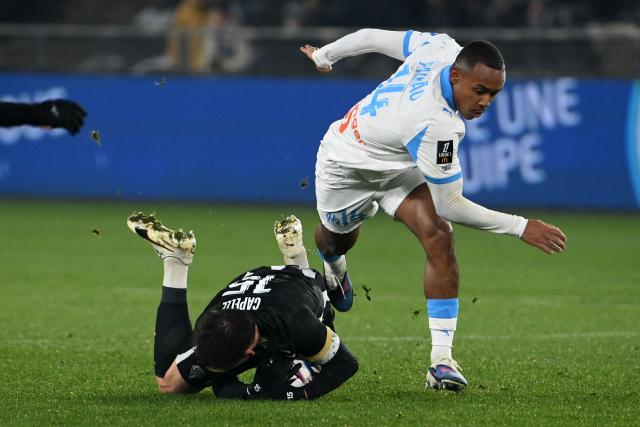 Marseille's Brazilian forward #14 Igor Paixao fights for the ball with Angers' French midfielder #15 Pierrick Capelle during the French L1 football match between SCO Angers and Olympique de Marseille (OM) at the Stade Raymond-Kopa in Angers, central Framce, on January 17, 2026. (Photo by JEAN-FRANCOIS MONIER / AFP)