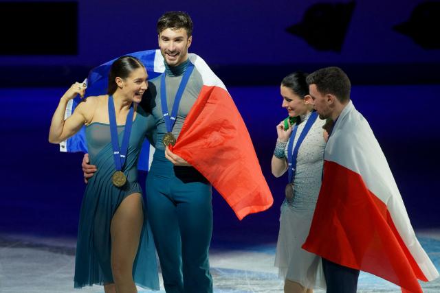 France's Laurence Fournier Beaudry (L) and Guillaume Cizeron (C) smile after their victory in the Ice Dance Free Dance on the final day of the ISU Figure Ice Skating European Championships in Sheffield, northern England on January 17, 2026. (Photo by Ian HODGSON / AFP)