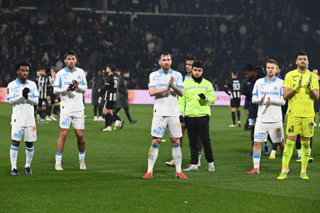 Marseille's players celebrate their victory at the end of the French L1 football match between SCO Angers and Olympique de Marseille (OM) at the Stade Raymond-Kopa in Angers, central Framce, on January 17, 2026. (Photo by JEAN-FRANCOIS MONIER / AFP)