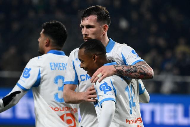 Marseille's Brazilian forward #14 Igor Paixao is congratulated by his teammates after scoring a goal during the French L1 football match between SCO Angers and Olympique de Marseille (OM) at the Stade Raymond-Kopa in Angers, central Framce, on January 17, 2026. (Photo by JEAN-FRANCOIS MONIER / AFP)