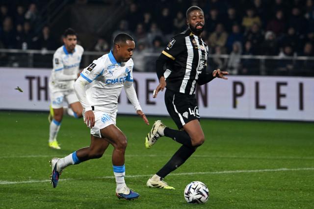 Marseille's Brazilian forward #14 Igor Paixao (front) runs to score a goal during the French L1 football match between SCO Angers and Olympique de Marseille (OM) at the Stade Raymond-Kopa in Angers, central Framce, on January 17, 2026. (Photo by JEAN-FRANCOIS MONIER / AFP)