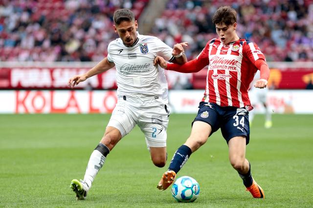 Queretaro's Argentine defender #02 Lucas Abascia and Guadalajara's forward #34 Armando Gonzalez fight for the ball during the Liga MX Clausura football match between Guadalajara and Queretaro at the Akron Stadium in Zapopan, Mexico on January 17, 2026. (Photo by Ulises Ruiz / AFP)