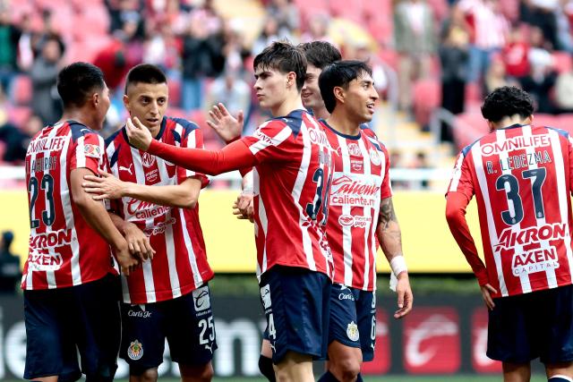 Guadalajara's forward #34 Armando Gonzalez (C) celebrates with teammates after scoring his team's first goal during the Liga MX Clausura football match between Guadalajara and Queretaro at the Akron Stadium in Zapopan, Mexico on January 17, 2026. (Photo by Ulises Ruiz / AFP)