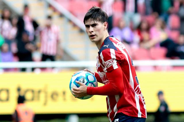 Guadalajara's forward #34 Armando Gonzalez celebrates scoring his team's first goal during the Liga MX Clausura football match between Guadalajara and Queretaro at the Akron Stadium in Zapopan, Mexico on January 17, 2026. (Photo by Ulises Ruiz / AFP)