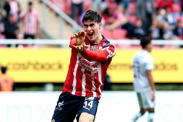 Guadalajara's forward #34 Armando Gonzalez celebrates scoring his team's first goal during the Liga MX Clausura football match between Guadalajara and Queretaro at the Akron Stadium in Zapopan, Mexico on January 17, 2026. (Photo by Ulises Ruiz / AFP)