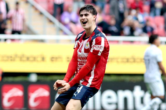 Guadalajara's forward #34 Armando Gonzalez celebrates scoring his team's first goal during the Liga MX Clausura football match between Guadalajara and Queretaro at the Akron Stadium in Zapopan, Mexico on January 17, 2026. (Photo by Ulises Ruiz / AFP)