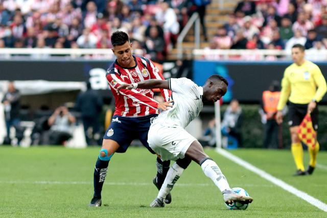 Guadalajara's forward #10 Efrain Alvarez (L) and Queretaro's Senegalese forward #14 Jean Unjanque (R) fight for the ball during the Liga MX Clausura football match between Guadalajara and Queretaro at the Akron Stadium in Zapopan, Mexico on January 17, 2026. (Photo by Ulises Ruiz / AFP)