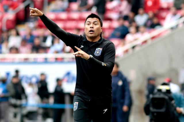 Queretaro's Chilean head coach Esteban Gonzalez gestures during the Liga MX Clausura football match between Guadalajara and Queretaro at the Akron Stadium in Zapopan, Mexico on January 17, 2026. (Photo by Ulises Ruiz / AFP)