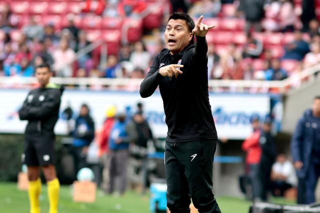 Queretaro's Chilean head coach Esteban Gonzalez gestures during the Liga MX Clausura football match between Guadalajara and Queretaro at the Akron Stadium in Zapopan, Mexico on January 17, 2026. (Photo by Ulises Ruiz / AFP)