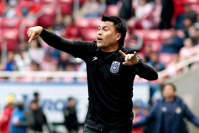 Queretaro's Chilean head coach Esteban Gonzalez gestures during the Liga MX Clausura football match between Guadalajara and Queretaro at the Akron Stadium in Zapopan, Mexico on January 17, 2026. (Photo by Ulises Ruiz / AFP)