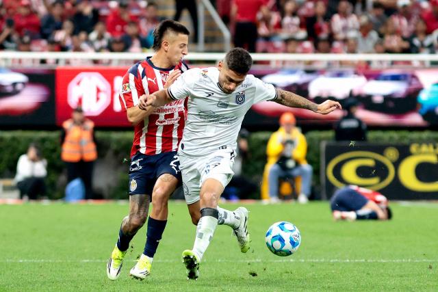 Guadalajara's forward #25 Roberto Alvarado (L) and Queretaro's Argentine defender #02 Lucas Abascia (R) fight for the ball during the Liga MX Clausura football match between Guadalajara and Queretaro at the Akron Stadium in Zapopan, Mexico on January 17, 2026. (Photo by Ulises Ruiz / AFP)