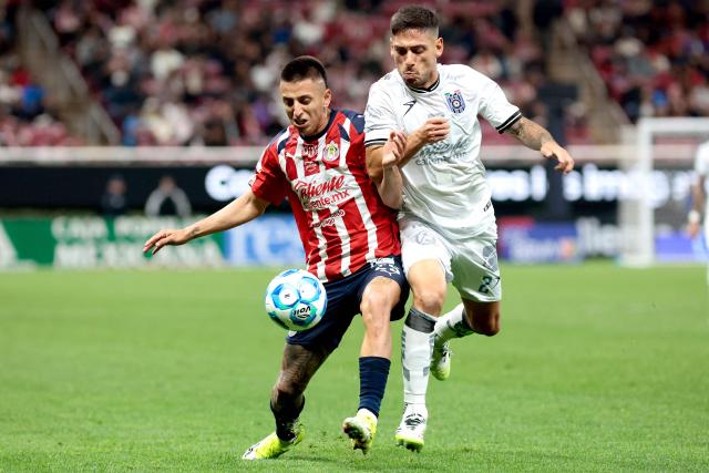 Guadalajara's forward #25 Roberto Alvarado (L) and Queretaro's Argentine defender #02 Lucas Abascia (R) fight for the ball during the Liga MX Clausura football match between Guadalajara and Queretaro at the Akron Stadium in Zapopan, Mexico on January 17, 2026. (Photo by Ulises Ruiz / AFP)