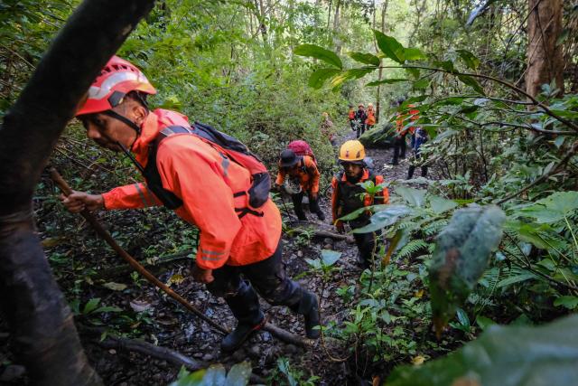 Joint search and rescue teams climb towards the suspected crash site of an Indonesia Air Transport turboprop plane that lost contact a day earlier while flying from Yogyakarta to Makassar, in the Bulusaraung Mountains, South Sulawesi, Indonesia, January 18, 2026. Indonesian authorities are searching for a plane carrying three government workers and seven crew members after contact with the aircraft was lost on January 17, officials said. The aircraft manufacturer, France-based firm ATR, said it had been informed of "an accident" involving one of its planes. (Photo by Muchtamir / AFP)