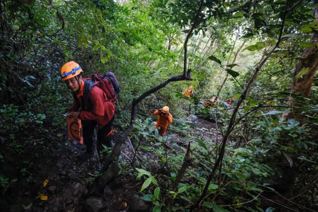 Joint search and rescue teams climb towards the suspected crash site of an Indonesia Air Transport turboprop plane that lost contact a day earlier while flying from Yogyakarta to Makassar, in the Bulusaraung Mountains, South Sulawesi, Indonesia, January 18, 2026. Indonesian authorities are searching for a plane carrying three government workers and seven crew members after contact with the aircraft was lost on January 17, officials said. The aircraft manufacturer, France-based firm ATR, said it had been informed of "an accident" involving one of its planes. (Photo by Muchtamir / AFP)