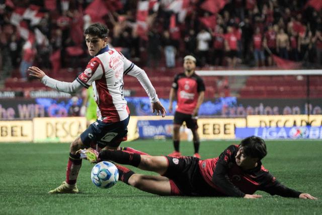 San Luis' Uruguayan midfielder #08 Juan Manuel Sanabria (L) and Tijuana's forward #17 Ramiro Arciga (R) fight for the ball during the Liga MX Clausura football match between Tijuana and Atletico de San Luis at the Caliente Stadium in Tijuana, Baja California, Mexico on January 17, 2026. (Photo by Guillermo Arias / AFP)