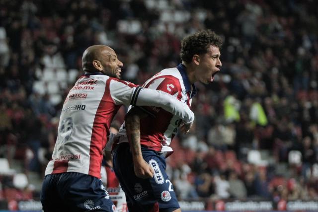 San Luis' midfielder #25 Fidel Barajas (R) celebrates scoring his team's first goal during the Liga MX Clausura football match between Tijuana and Atletico de San Luis at the Caliente Stadium in Tijuana, Baja California, Mexico on January 17, 2026. (Photo by Guillermo ARIAS / AFP)