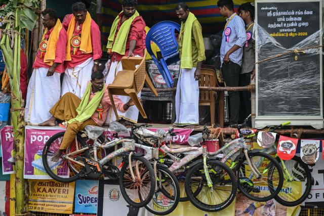 Organisers distribute prizes to bull wrestlers during an annual bull-taming 'Jallikattu' festival in Palamedu village on the outskirts of Madurai on January 16, 2026. (Photo by R. Satish BABU / AFP) / To go with 'India-Bullfighting-Animal' , REPORTAGE