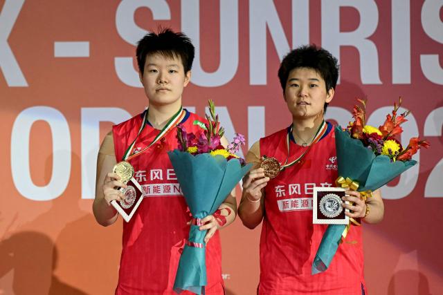 Gold medallists China’s Liu Sheng Shu (L) and Tan Ning (R) pose during the awards ceremony after their women’s doubles final match against Japan’s Yuki Fukushima and Mayu Matsumoto at the India Open 2026 badminton tournament in New Delhi on January 18, 2026. (Photo by Sajjad HUSSAIN / AFP)