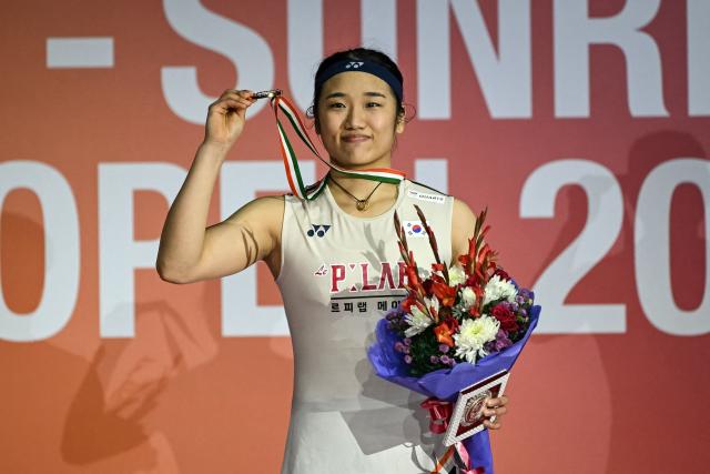 Gold medallist South Korea’s An Se-young poses during the awards ceremony after the women’s singles final match at the India Open 2026 badminton tournament in New Delhi on January 18, 2026. (Photo by Sajjad HUSSAIN / AFP)