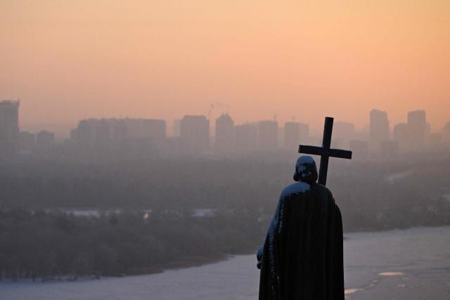 This photograph shows the Volodymyr The Great Monument as sun rises and the temperatures dropped to -15 degrees Celsius in Kyiv on January 18, 2026, amid the Russian invasion of Ukraine. (Photo by Sergei GAPON / AFP)