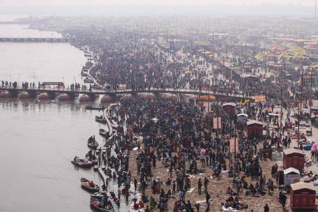 Hindu devotees offer prayers and take a holy dip in Sangam, the confluence of Ganges, Yamuna and mythical Saraswati rivers, on the occasion of 'Mauni Amavasya' observed during the Magh Mela festival in Prayagraj on January 18, 2026. (Photo by AFP)