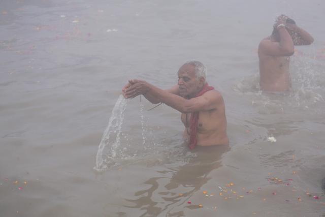 Hindu devotees offer prayers and take a holy dip in Sangam, the confluence of Ganges, Yamuna and mythical Saraswati rivers, on the occasion of 'Mauni Amavasya' observed during the Magh Mela festival in Prayagraj on January 18, 2026. (Photo by AFP)