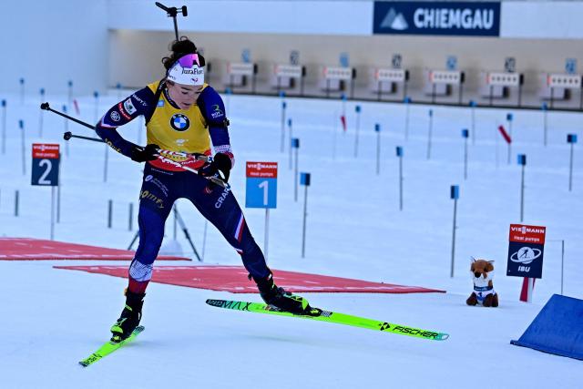 France's Lou Jeanmonnot-Laurent leaves the shooting range during the women's Pursuit competition of the IBU Biathlon World Cup in Ruhpolding, southern Germany on January 18, 2026. (Photo by Tobias SCHWARZ / AFP)