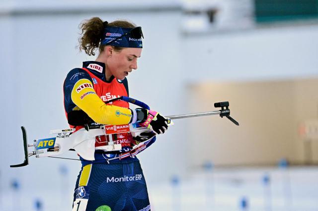 Sweden's Hanna Oberg reloads at the shooting range during the women's Pursuit competition of the IBU Biathlon World Cup in Ruhpolding, southern Germany on January 18, 2026. (Photo by Tobias SCHWARZ / AFP)