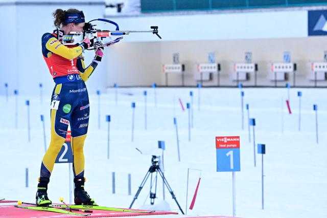 Sweden's Hanna Oberg competes at the shooting range during the women's Pursuit competition of the IBU Biathlon World Cup in Ruhpolding, southern Germany on January 18, 2026. (Photo by Tobias SCHWARZ / AFP)