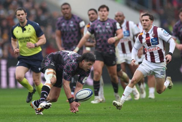 Bristol's South African centre Benhard Janse van Rensburg struggles to collect a loose ball during the European Champions Cup Pool 4 rugby union match between Bristol Bears and Union Bordeaux Begles at Ashton Gate stadium in Bristol, south-west England on January 18, 2026. (Photo by Adrian Dennis / AFP)