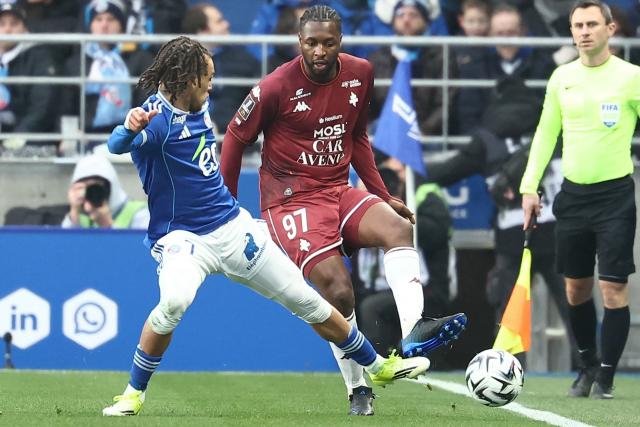 Strasbourg's Belgian midfielder #07 Diego Moreira (L) fights for the ball with Metz's Senegalese defender #097 Fode Ballo-Toure during the French L1 football match between RC Strasbourg Alsace and FC Metz at the Stade de la Meinau in Strasbourg, eastern France, on January 18, 2026. (Photo by Frederick FLORIN / AFP)