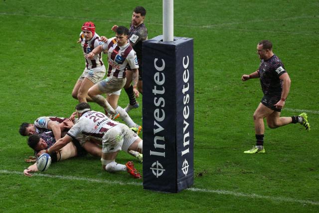 Bristol's South African centre Benhard Janse van Rensburg (L) grounds the ball over the try line for their second try during the European Champions Cup Pool 4 rugby union match between Bristol Bears and Union Bordeaux Begles at Ashton Gate stadium in Bristol, south-west England on January 18, 2026. (Photo by Adrian Dennis / AFP)