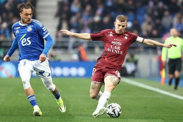Strasbourg's Belgian midfielder #07 Diego Moreira (L) fights for the ball with Metz's French midfielder #10 Gauthier Hein during the French L1 football match between RC Strasbourg Alsace and FC Metz at the Stade de la Meinau in Strasbourg, eastern France, on January 18, 2026. (Photo by Frederick FLORIN / AFP)