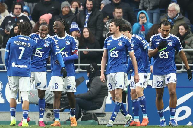Strasbourg's Ivoirian-British forward #20 Martial Gogo (2nd-L) celebrates scoring his team's second goal during the French L1 football match between RC Strasbourg Alsace and FC Metz at the Stade de la Meinau in Strasbourg, eastern France, on January 18, 2026. (Photo by Frederick FLORIN / AFP)