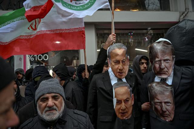 Protesters stand next to effigies of the US President, Donald Trump, and the Israeli Prime Minister, Benjamin Netanyahu, shouting slogans against the US and Israel during a pro-Iranian regime demonstration outside the Iranian consulate in Istanbul, on January 18, 2026. Iranian authorities have said they are considering "gradually" restoring internet access after imposing an unprecedented communications shutdown 10 days ago, which rights groups say masked a violent protest crackdown that killed thousands. Demonstrations sparked in late December by anger over economic hardship exploded into protests widely seen as the biggest challenge to the Iranian leadership in years. (Photo by Ozan KOSE / AFP)