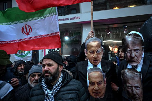 Protesters stand next to effigies of the US President, Donald Trump, and the Israeli Prime Minister, Benjamin Netanyahu, shouting slogans against the US and Israel during a pro-Iranian regime demonstration outside the Iranian consulate in Istanbul, on January 18, 2026. Iranian authorities have said they are considering "gradually" restoring internet access after imposing an unprecedented communications shutdown 10 days ago, which rights groups say masked a violent protest crackdown that killed thousands. Demonstrations sparked in late December by anger over economic hardship exploded into protests widely seen as the biggest challenge to the Iranian leadership in years. (Photo by Ozan KOSE / AFP)