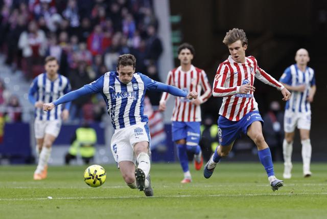 Alaves' Spanish defender #05 Jon Pacheco and Atletico Madrid's Spanish midfielder #08 Pablo Barrios fight for the ball during the Spanish league football match between Club Atletico de Madrid and Deportivo Alaves at Metropolitano Stadium in Madrid on January 18, 2026. (Photo by Oscar DEL POZO / AFP)