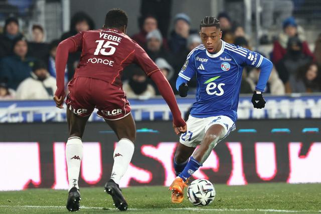 Metz's Ghanaian defender #15 Terry Yegba (L) fights for the ball with Strasbourg's English forward #27 Samuel Amo-Ameyaw during the French L1 football match between RC Strasbourg Alsace and FC Metz at the Stade de la Meinau in Strasbourg, eastern France, on January 18, 2026. (Photo by Frederick FLORIN / AFP)