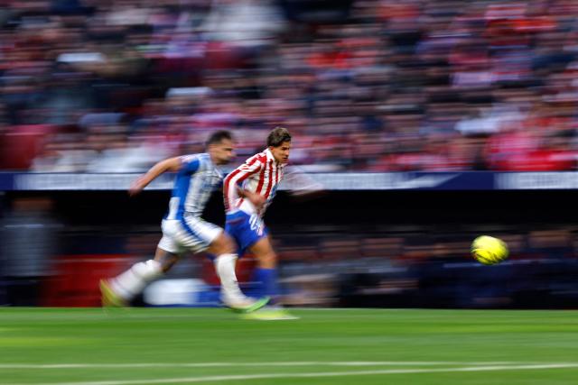 Atletico Madrid's Argentine forward #20 Giuliano Simeone runs for the ball during the Spanish league football match between Club Atletico de Madrid and Deportivo Alaves at Metropolitano Stadium in Madrid on January 18, 2026. (Photo by Oscar DEL POZO / AFP)