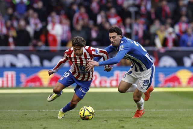 Atletico Madrid's Argentine forward #20 Giuliano Simeone fights for the ball with Alaves' Spanish defender #24 Victor Parada during the Spanish league football match between Club Atletico de Madrid and Deportivo Alaves at Metropolitano Stadium in Madrid on January 18, 2026. (Photo by Oscar DEL POZO / AFP)
